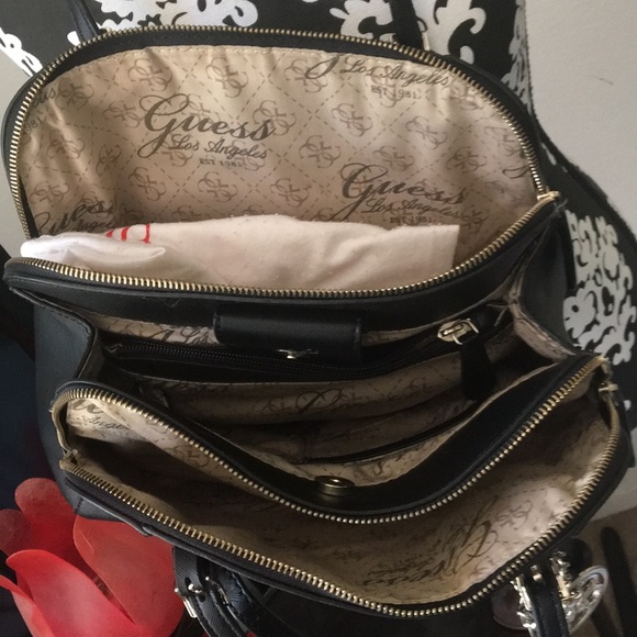 🔆SOLD🔆 GUESS Purse (w/ vintage dust bag) - Picture 4 of 6